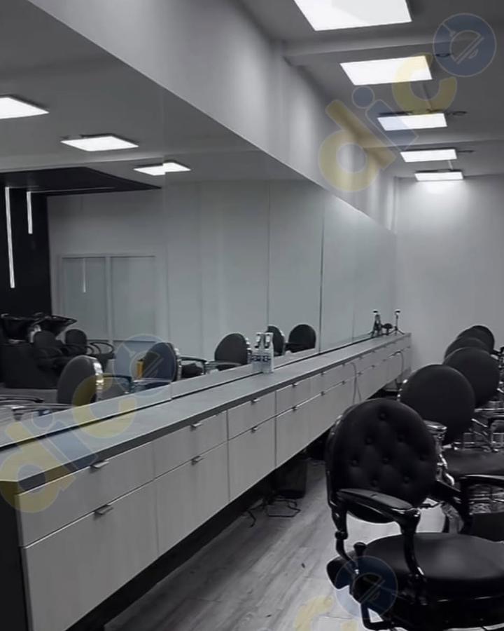 Mueble corrido de tocadores para una barbería