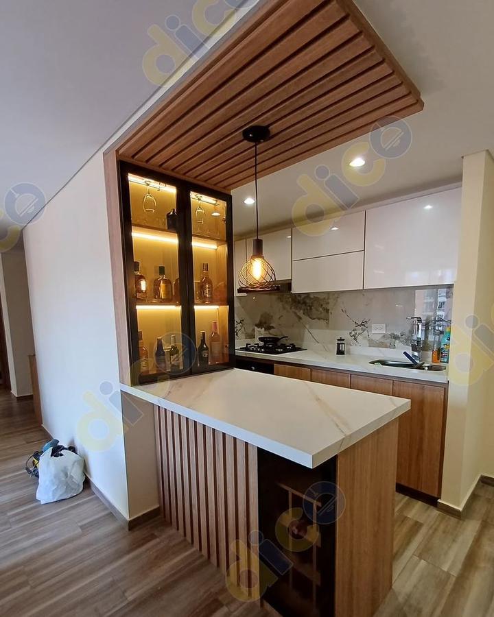 Vitrina de licores iluminada junto a una barra en madera