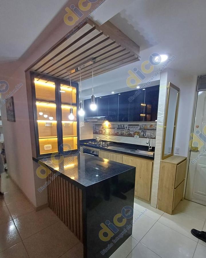 Isla de cocina con mesón negro y vitrina de cristal