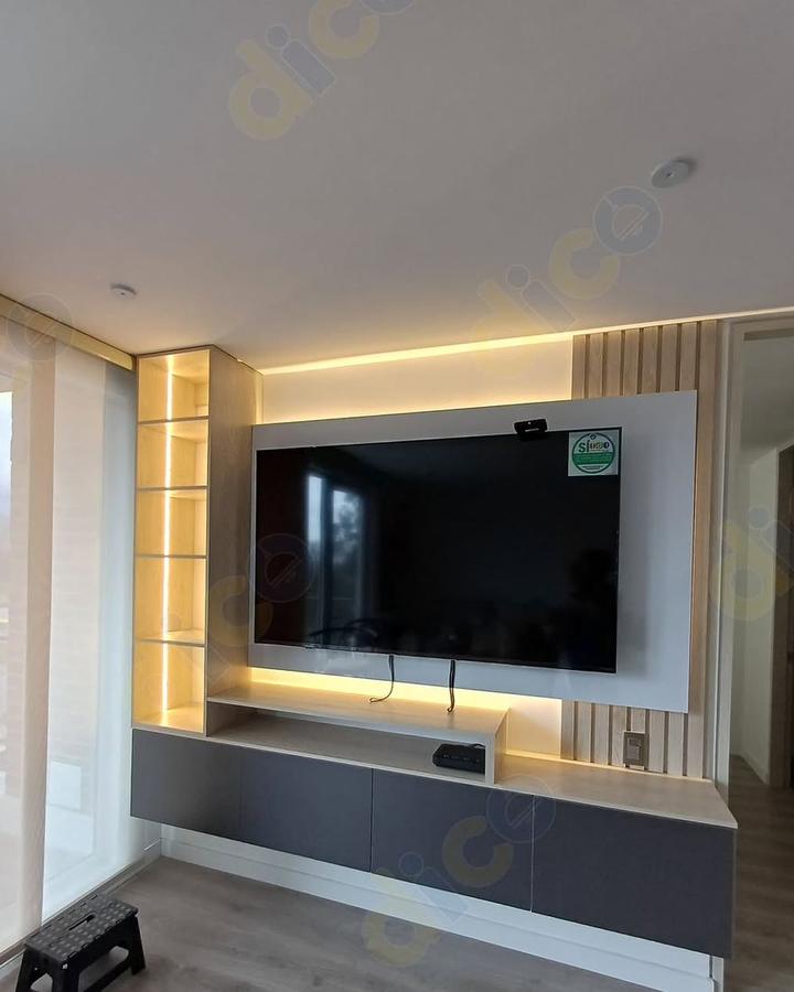 Centro de entretenimiento con panel blanco, luz LED perimetral y repisas iluminadas